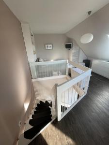 una scala a chiocciola in una stanza con soggiorno di Haus Seeburg Appartement 2.6 - strandnah a Scharbeutz