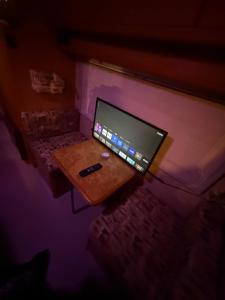 een laptop op een tafel in een kamer bij Camper room bunde in Bunde +1 foto