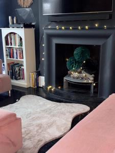 Et opholdsområde på Stylish, Spacious City Hideaway - Sleeps up to 9