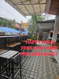 un cartello che dice happy hour birra gratis in un ristorante di LPQ Hostel a Luang Prabang