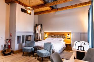 una camera con un letto e due sedie e un camino di Zabola Estate - Transylvania a Zăbala Altre 263 foto