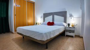 En eller flere senge i et værelse på Apartalux San Pedro Playa