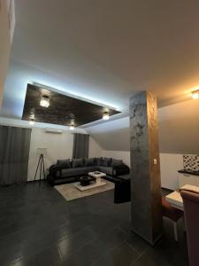 un soggiorno con un divano e un tavolo di Crassula Lux a Surčin