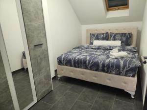 una camera da letto con un letto e uno specchio di Crassula Lux a Surčin