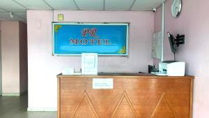 a motel sign on the wall of a restaurant at Capital O 91275 Pr Motel in Changlun