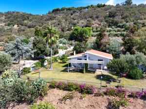 eine Luftaufnahme eines Hauses mit Garten in der Unterkunft Residence Olimpo in Capo Vaticano