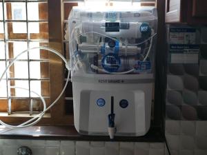 een naaimachine op een toonbank naast een raam bij PEARL SPOT Munroe Serviced Villa in Munroe Island