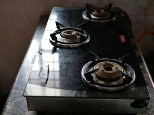 een kookplaat met drie branders erop bij PEARL SPOT Munroe Serviced Villa in Munroe Island +7 foto's