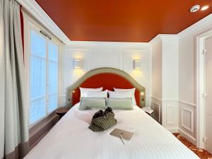 Postel nebo postele na pokoji v ubytování Hôtel Almarine Eiffel by Malone + 5 fotografií