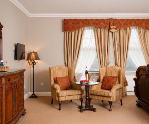 TV a/nebo společenská místnost v ubytování An Chúirt Hotel, Gweedore, Donegal