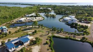 une vue aérienne d'une maison sur une île dans l'eau dans l'établissement Sunset Oasis Waterfront, à Maya Beach