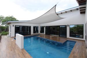 - une piscine intérieure dans une maison dotée d'une grande fenêtre dans l'établissement Sunset Oasis Waterfront, à Maya Beach 16 autres photos