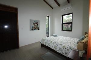 une chambre avec un lit et une fenêtre dans l'établissement Sunset Oasis Waterfront, à Maya Beach