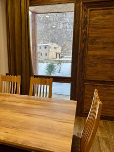 un tavolo da pranzo con sedie e una grande finestra di Chalet in Ijevan a Agdan Altre 9 foto