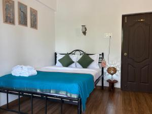 Postel nebo postele na pokoji v ubytování Nature's Inn Luxury Villa Morjim Goa, 4bhk and Sparkling Pool