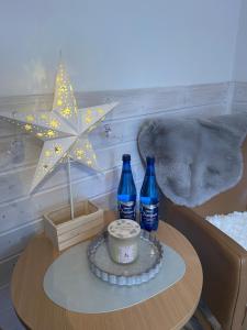 Twee blauwe flessen staan op een tafel met een ster. bij Willa Avita in Karpacz +50 foto's