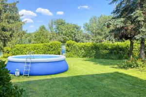 een blauwe badkuip met een ladder in een tuin bij Casa Rural Masión de Egüés in Elcano