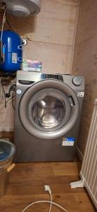 una lavatrice in una stanza con pavimento in legno di Czarny Domek 