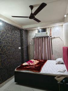 Giường trong phòng chung tại Shlok homestay