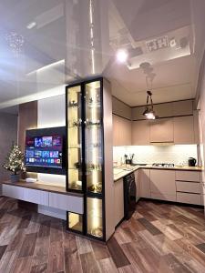 eine Küche mit großem Kühlschrank in einem Zimmer in der Unterkunft Marias home in Kutaissi