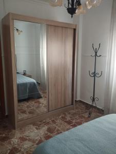 einen großen Spiegel in einem Schlafzimmer mit einem Bett in der Unterkunft El Lucentino in Lucena