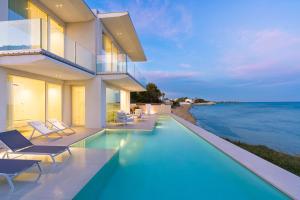 una casa con piscina vicino all'oceano di Bedda Matri a Noto
