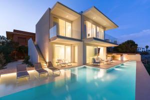 una casa con piscina di fronte a una casa di Bedda Matri a Noto Altre 52 foto