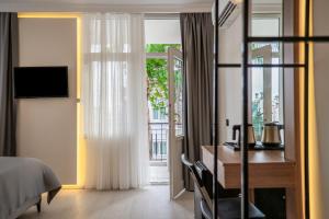 una camera da letto con un letto, una scrivania e una finestra di Ola Hotel a Antalya (Adalia)