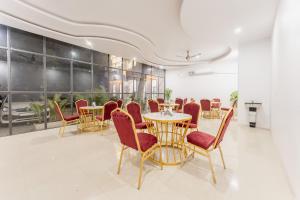 a dining room with tables and chairs in a room at Treebo Advantage Inn in Allahābād