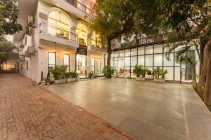 an empty courtyard of a building with potted plants at Treebo Advantage Inn in Allahābād +42 photos