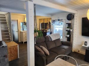 a living room with a couch and a kitchen at Villa salonkylä in Joensuu