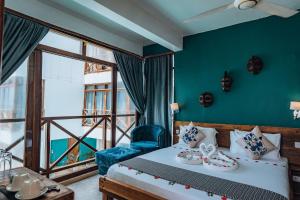 ein Schlafzimmer mit einem Bett mit einem Stuhl und einem Fenster in der Unterkunft ZAN Tropical Jambiani Beach in Bwejuu + 66 Fotos