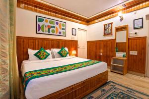 En eller flere senge i et værelse på Treebo Green Oak + 39 billeder