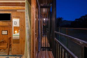 En balkon eller terrasse på Treebo Green Oak