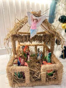 卡图纳耶克La Costa Hotel的鸟巢里的一组玩具人偶