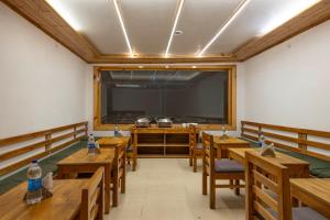 En restaurant eller et andet spisested på Treebo Green Oak