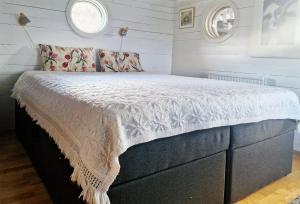 a bedroom with a bed in a small room at Unikt sommarboende in Färjestaden