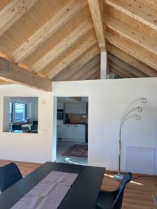 une salle à manger et une cuisine avec des plafonds en bois dans l'établissement Seerestaurant & Suiten Hayat, à Steindorf am Ossiacher See