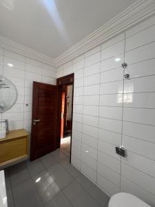 een badkamer met een toilet en een houten deur bij Trevors Home Place in Lagos +23 foto's