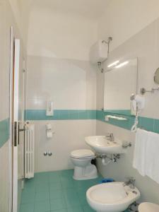 Et badeværelse på PICCOLO HOTEL Nel Centro Storico di Firenze + 35 billeder