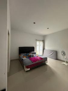 Postel nebo postele na pokoji v ubytování Villa Greenhill Brastagi Hillpark Sibolangit