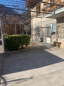 ein Haus mit einer Auffahrt vor einem Gebäude in der Unterkunft Appartamento Ape Verde in Piano dʼArta