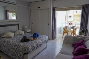 una camera da letto con un letto, un divano e un tavolo di B&F Paloma a Benalmádena Altre 12 foto