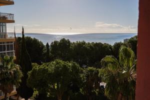 ein Blick auf das Meer von einem Gebäude aus in der Unterkunft B&F Paloma in Benalmádena