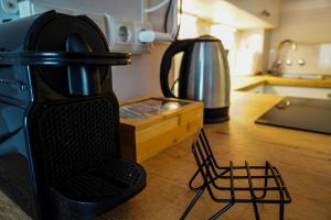 una macchinetta del caffè seduta su un tavolo in cucina di B&F Paloma a Benalmádena