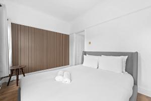 Giường trong phòng chung tại 2 Bed Hale Home by City SuperHost