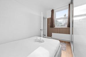 Giường trong phòng chung tại 2 Bed Hale Home by City SuperHost