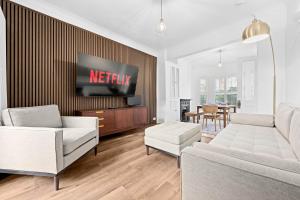 Khu vực ghế ngồi tại 2 Bed Hale Home by City SuperHost