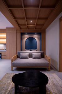 Giường trong phòng chung tại Amani Suites Yogyakarta