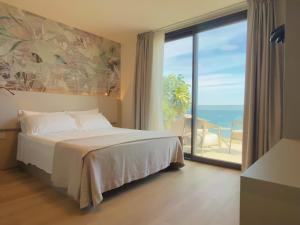 ein Schlafzimmer mit einem Bett und Meerblick in der Unterkunft Hotel Continental in San Benedetto del Tronto + 167 Fotos